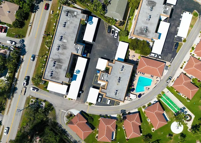 Updated Condo With Pool, Walk To Crescent Beach & Restaurants!